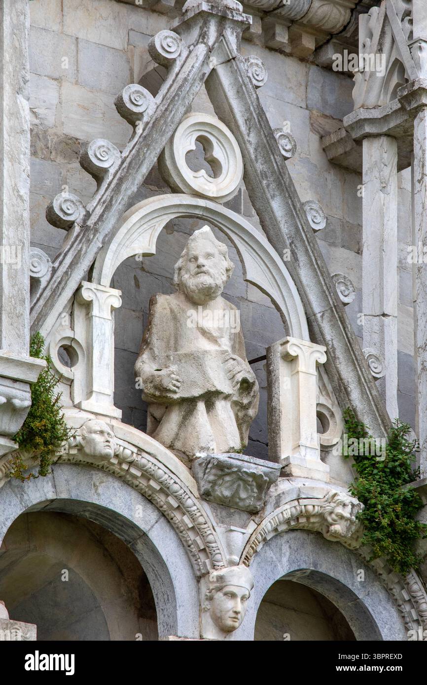 Détail extérieur du baptistère de Pise de membres Jean, également connu sous le nom de Battistero di San Giovanni, situé sur la Piazza dei Miracoli dans la ville de Pise, Banque D'Images