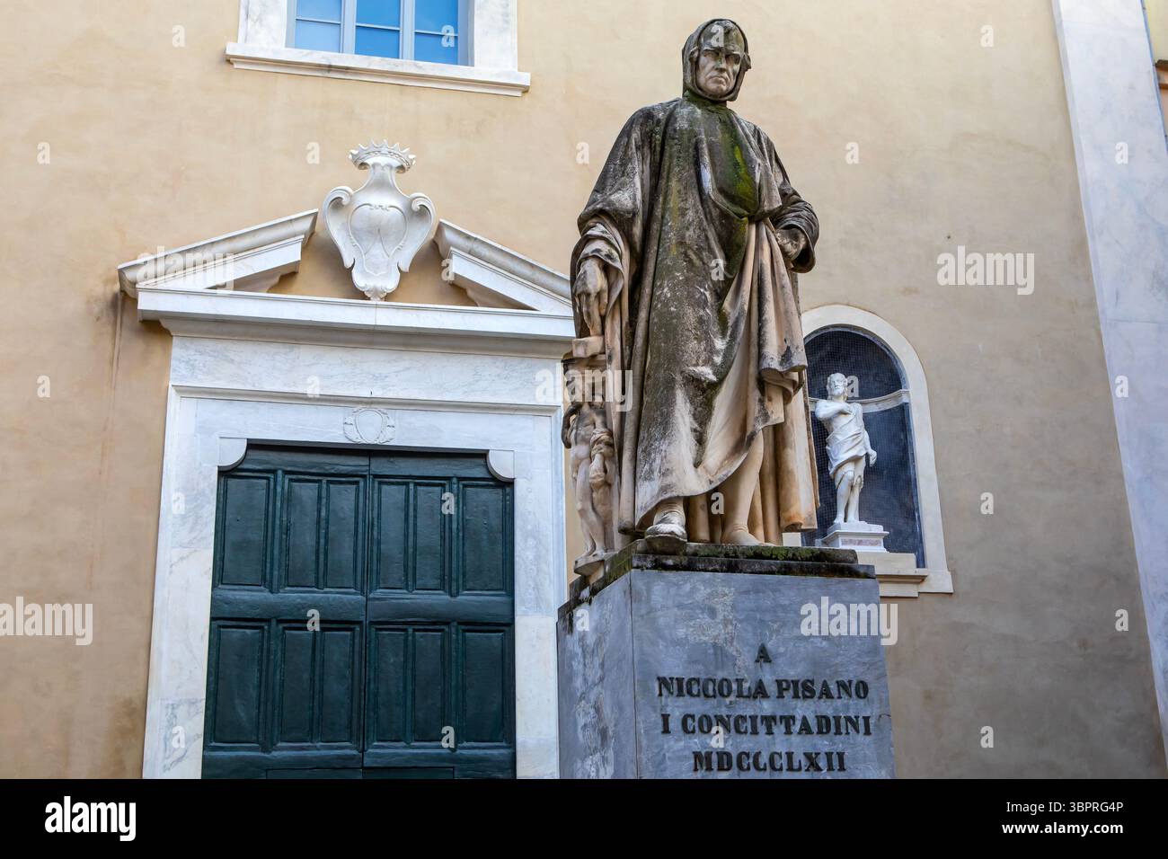 Pise, Italie - 15 avril 2025 : une statue du célèbre sculpteur italien Nicola Pisano, située à l'extérieur de Santa Maria del Carmine, dans la ville de Pise, en Italie. Banque D'Images