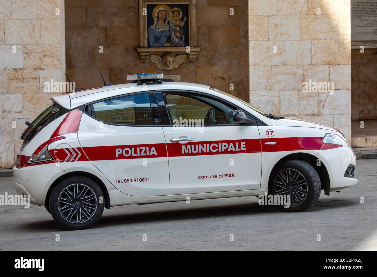 Pise, Italie - 15 avril 2025 : une voiture de police dans la ville de Pise en Italie. Banque D'Images