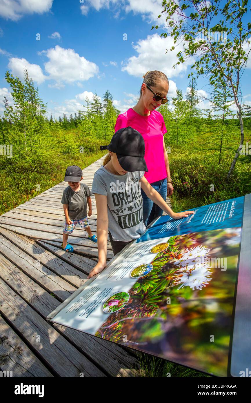 Tableau d'affichage de la lecture de la mère et des enfants sur la promenade de la mer bleue Bog qui fait partie de la ceinture de verdure de la capitale nationale, Ottawa, Ontario, Canada, Amérique du Nord Banque D'Images