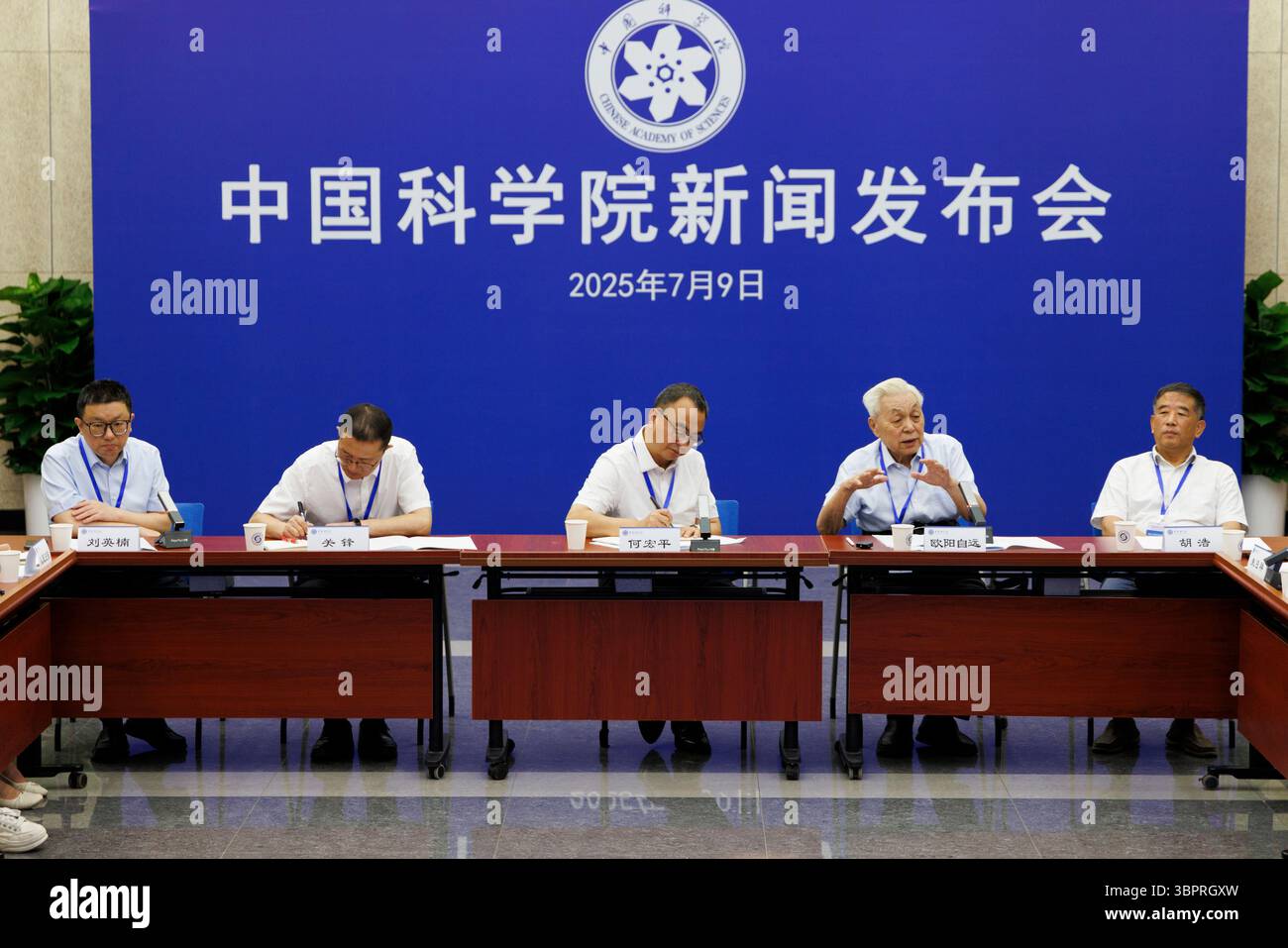 (250709) -- PÉKIN, 9 juillet 2025 (Xinhua) -- Ouyang Ziyuan (2e R), académicien de l'Académie chinoise des sciences (cas), prend la parole lors d'une conférence de presse de la cas à Pékin, capitale de la Chine, le 9 juillet 2025. Une série de résultats de recherche par des scientifiques chinois sur les échantillons recueillis par la mission Chang'e-6 de l'autre côté de la lune ont dévoilé l'activité volcanique, l'ancien champ magnétique, la teneur en eau et les caractéristiques géochimiques du manteau de la lune, jetant la première lumière sur l'histoire évolutive de son côté sombre. Quatre études réalisées par les équipes de recherche de l'Institut de Geol C. Banque D'Images