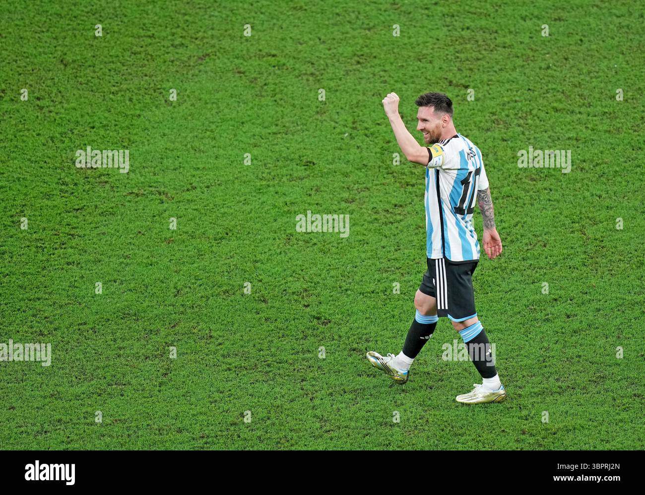 Un drapeau argentin géant se déploie sur le terrain lors de la cérémonie d'avant-match, captivant les fans avec un spectacle étonnant de fierté nationale. Banque D'Images