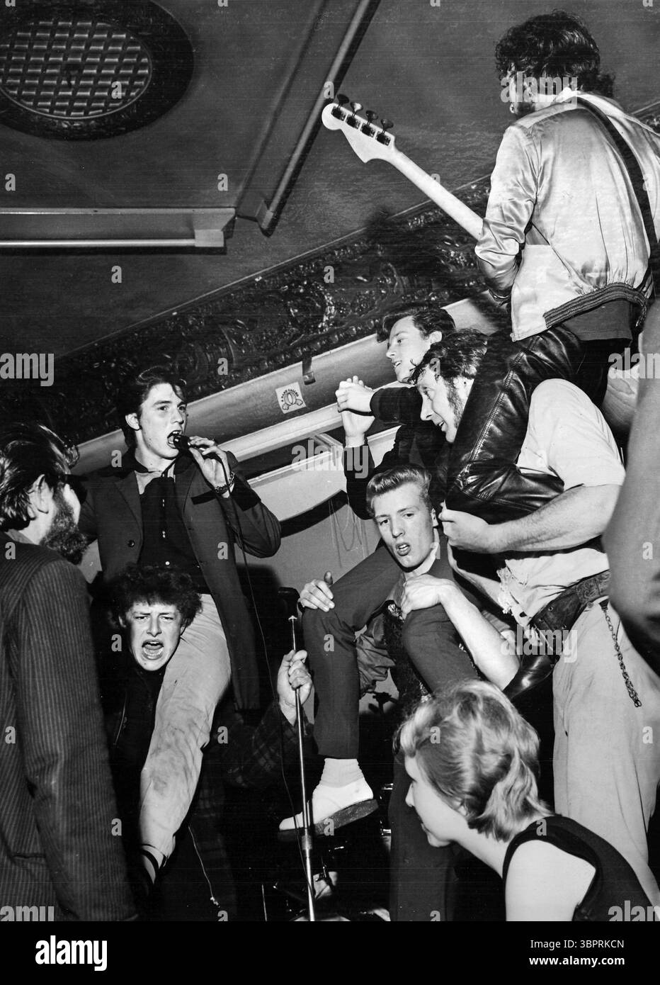 Teddy Boys. Photographie de Teddy Boys jouant au Queens Hotel à Southend-on-Sea en 1977 Banque D'Images