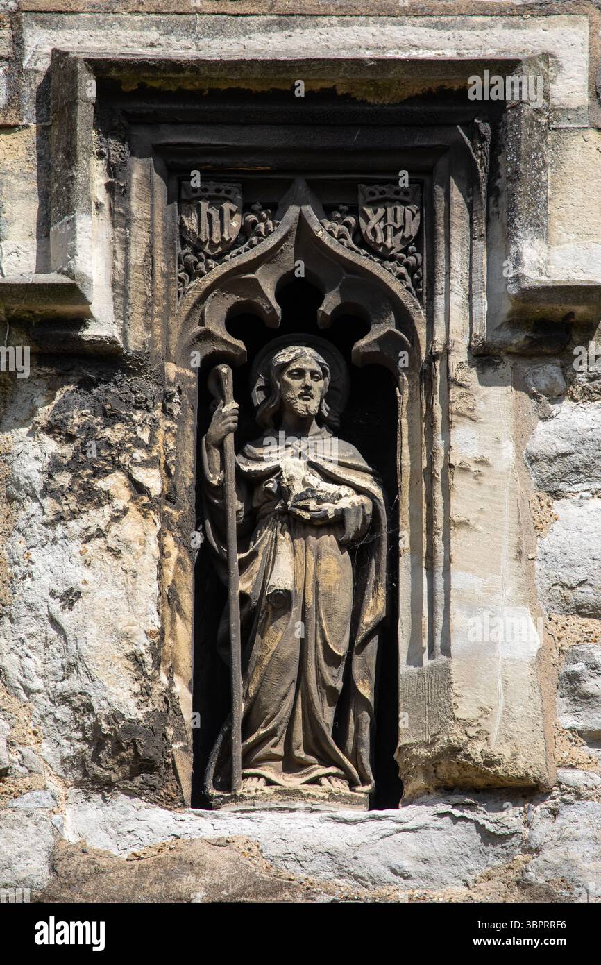 Sculpture religieuse à l'extérieur de l'église de Marie la Vierge, également connue sous le nom d'église de Marie dans le secteur de Prittlewell de Southend-on-Sea dans l'Essex Banque D'Images