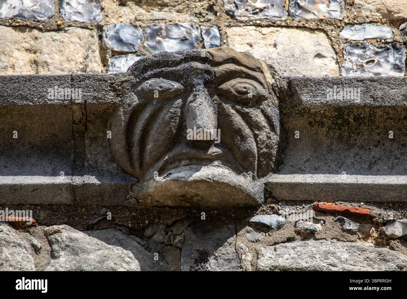 Une sculpture en pierre grotesque à l'extérieur de l'église de la Vierge Marie dans la région de Prittlewell de Southend-on-Sea dans l'Essex, Royaume-Uni. Banque D'Images