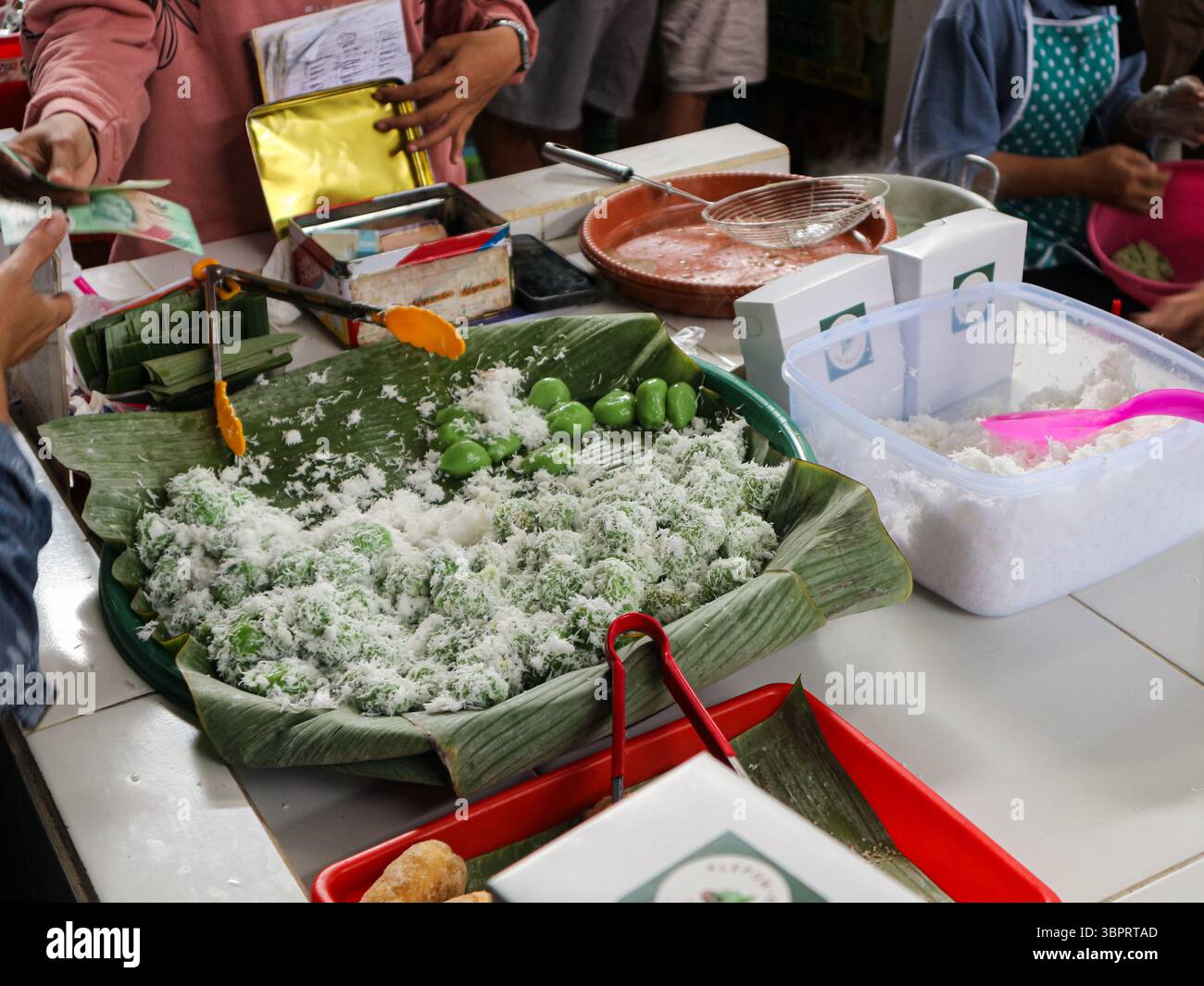 Klepon est une collation traditionnelle très populaire en Indonésie. Il est fabriqué à partir de farine de riz gluante et rempli de sucre de palme liquide Banque D'Images