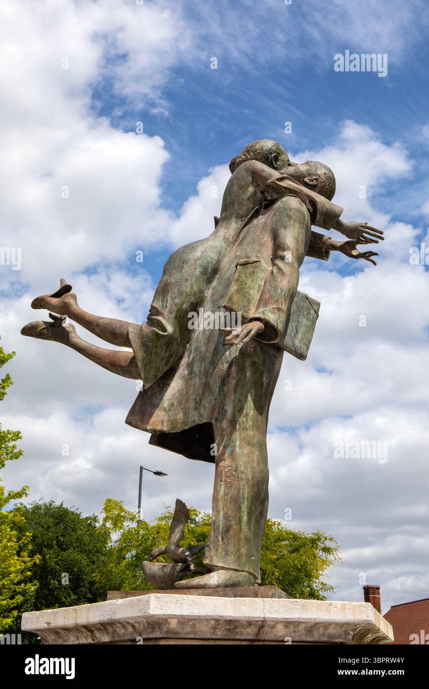 Essex, Royaume-Uni - 23 juin 2025 : sculpture appelée le retour, montrant un couple embrassant, situé à Victoria Circus, près de Southend Victoria station à Sou Banque D'Images