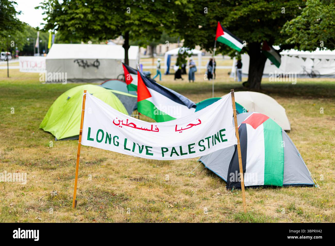 Hanovre, Allemagne. 09 juillet 2025. Les mots "vive la Palestine" sont écrits sur une bannière dans un camp pro-palestinien à Leibniz Universität Hannover. Crédit : Michael Matthey/dpa/Alamy Live News Banque D'Images