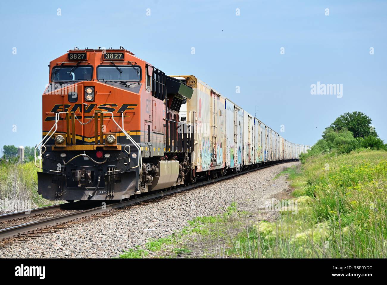 Lee, Illinois, États-Unis. Une unité de puissance distribuée (DPU) à l'arrière du train aide à déplacer un train de marchandises de Burlington Northern Santa Fe à travers la campagne de l'Illinois. Banque D'Images Lee, Illinois, États-Unis. Une unité de puissance distribuée (DPU) à l'arrière du train aide à déplacer un train de marchandises de Burlington Northern Santa Fe à travers la campagne de l'Illinois. Banque D'Images