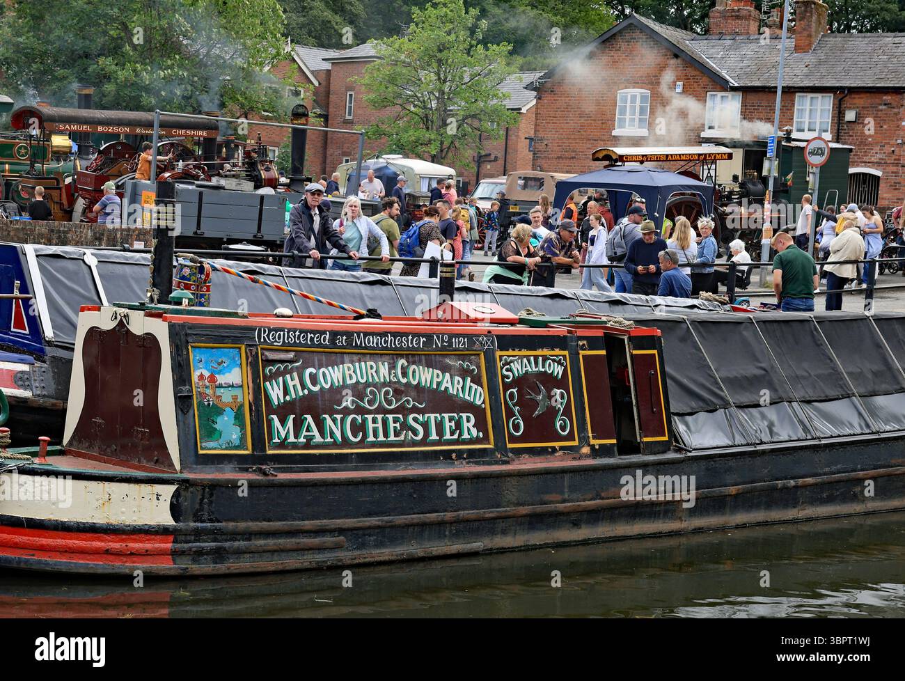 Ancien bateau étroit en activité, « Swallow » est amarré sur le canal de Bridgewater, devant les moteurs de traction le jour de transport de Lymm le dimanche 22.6,25. Banque D'Images