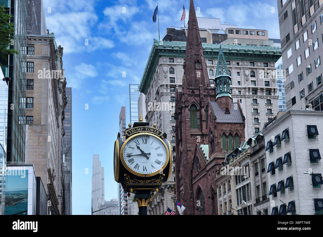 Regardant vers le sud sur la Cinquième Avenue depuis l'horloge de la Trump Tower Banque D'Images