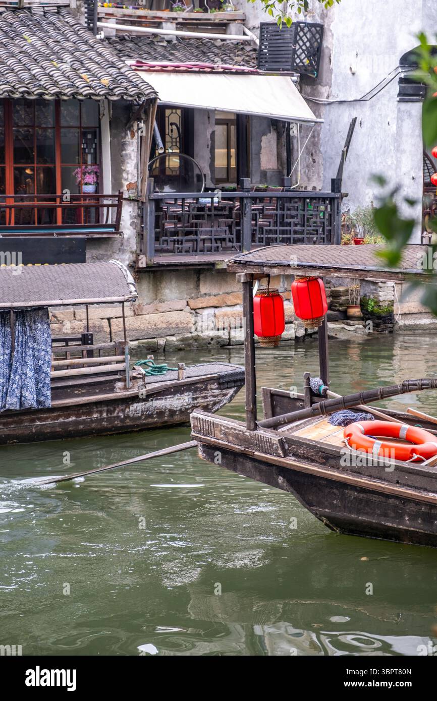 Chine ville d'eau Xitang. Bateau sur l'eau, bâtiments d'architecture chinoise traditionnelle sur les rives de la rivière Banque D'Images