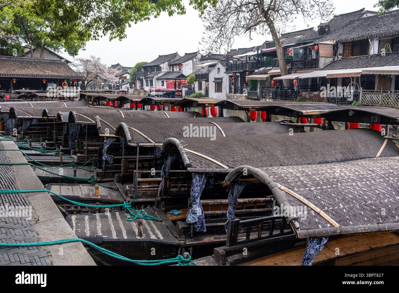 Chine ville d'eau Xitang. Bateau sur l'eau, bâtiments d'architecture chinoise traditionnelle sur les rives de la rivière Banque D'Images