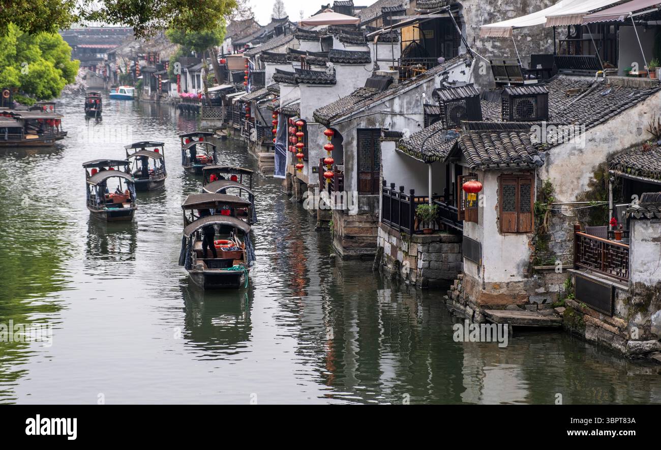 Chine ville d'eau Xitang. Bateau sur l'eau, bâtiments d'architecture chinoise traditionnelle sur les rives de la rivière Banque D'Images
