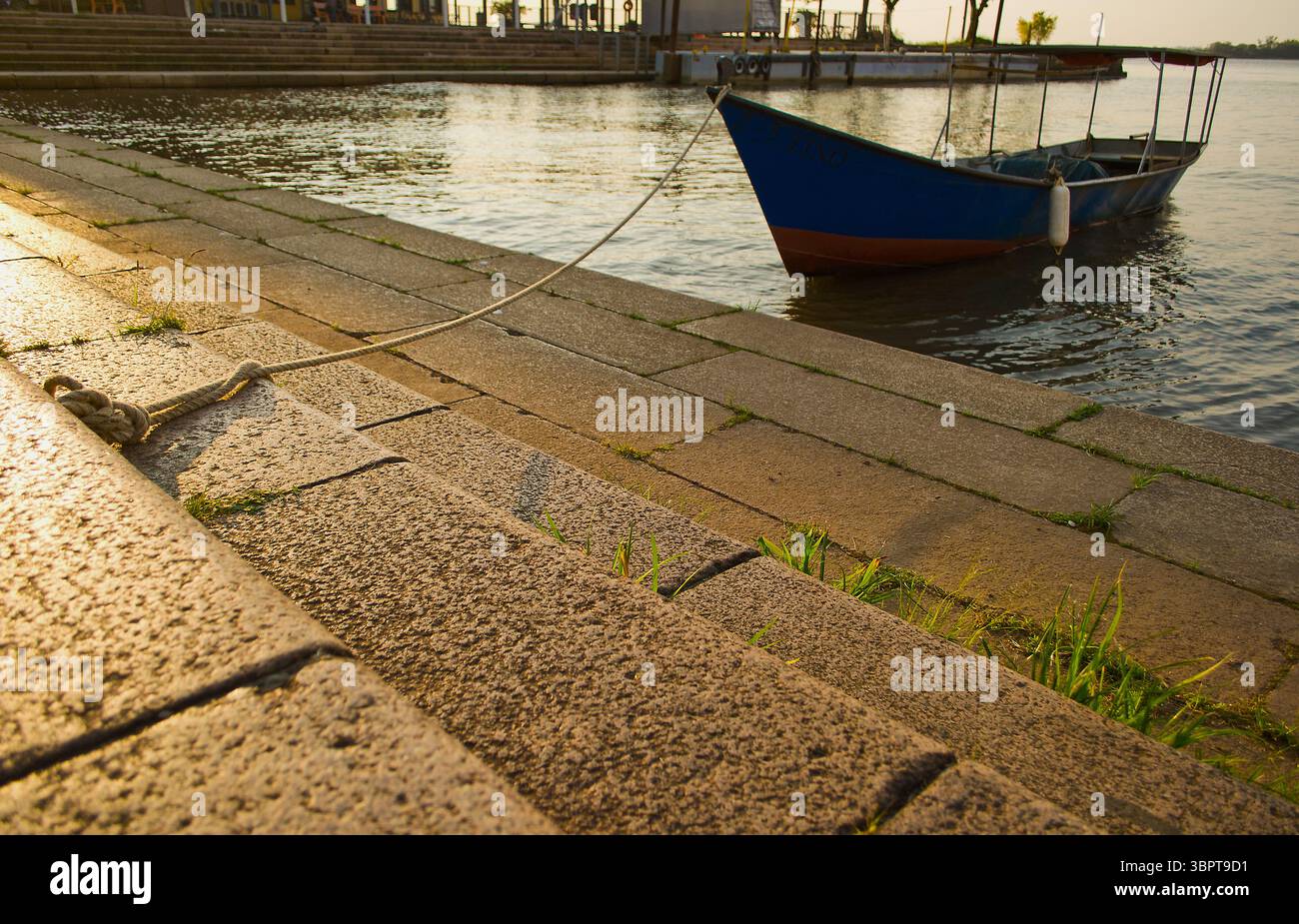 bateau attaché à la jetée à côté de l'escalier d'accès Banque D'Images