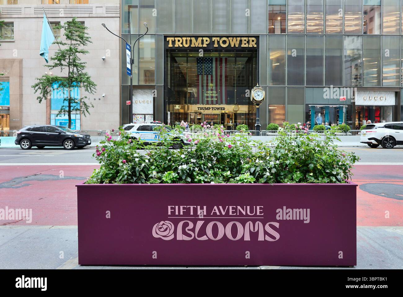 Trump Tower sur la Cinquième Avenue, New York, avec planteur pour célébrer le 200e anniversaire de la Cinquième Avenue Banque D'Images