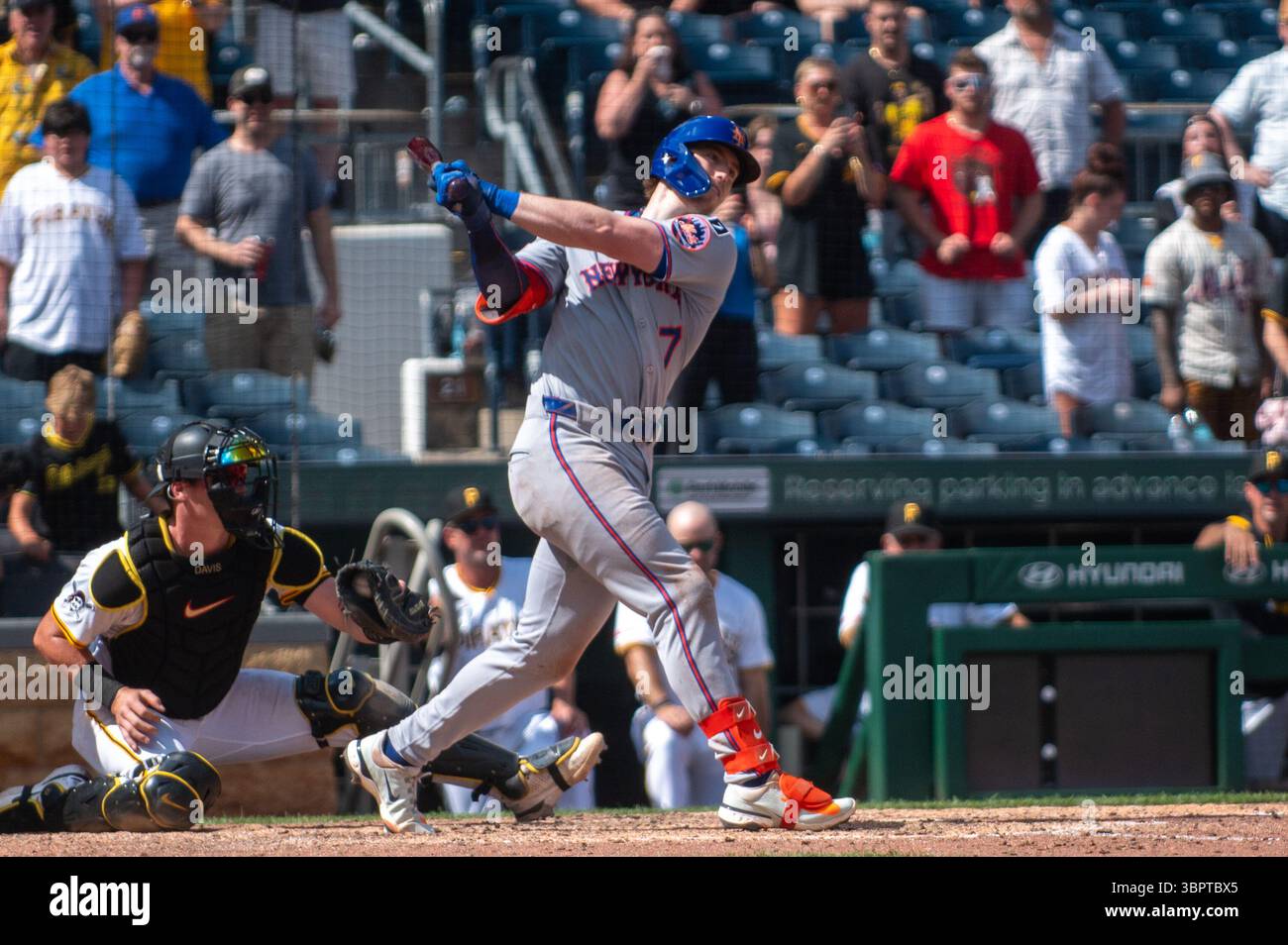 PITTSBURGH, Pennsylvanie - JUIN 29 : Brett Baty, infidieur des mets, se balançant pendant un match au parc PNC (photo de Dan Squicciarini) Banque D'Images