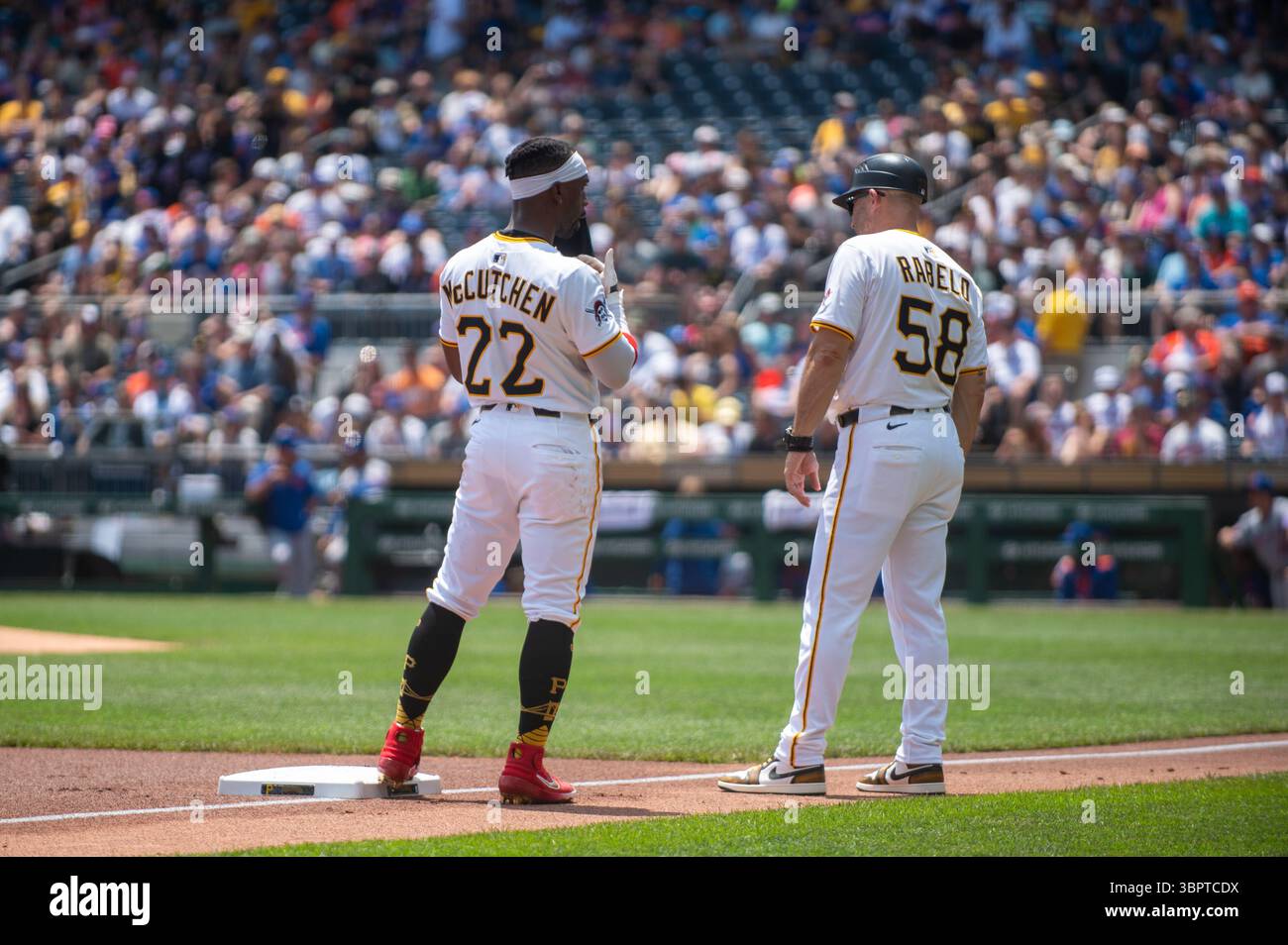 PITTSBURGH, PA - JUIN 29 : Andrew McCutchen, outfield des Pirates de Pittsburgh, s'entretient avec l'entraîneur de la base Mike Rabelo (photo de Dan Squicciarini) Banque D'Images