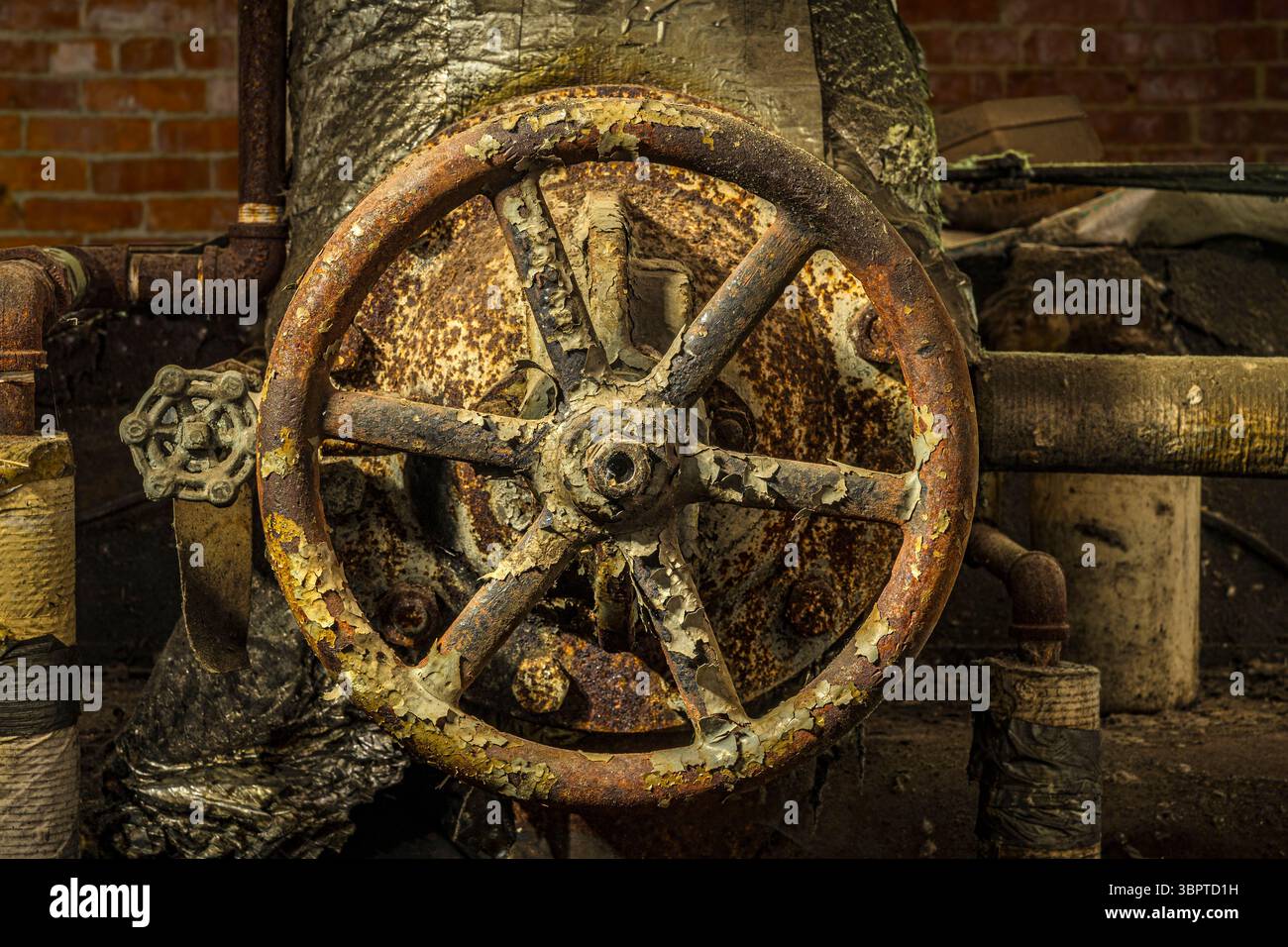 Machines rouillées à volant dans un bâtiment abandonné, Indiana USA Banque D'Images