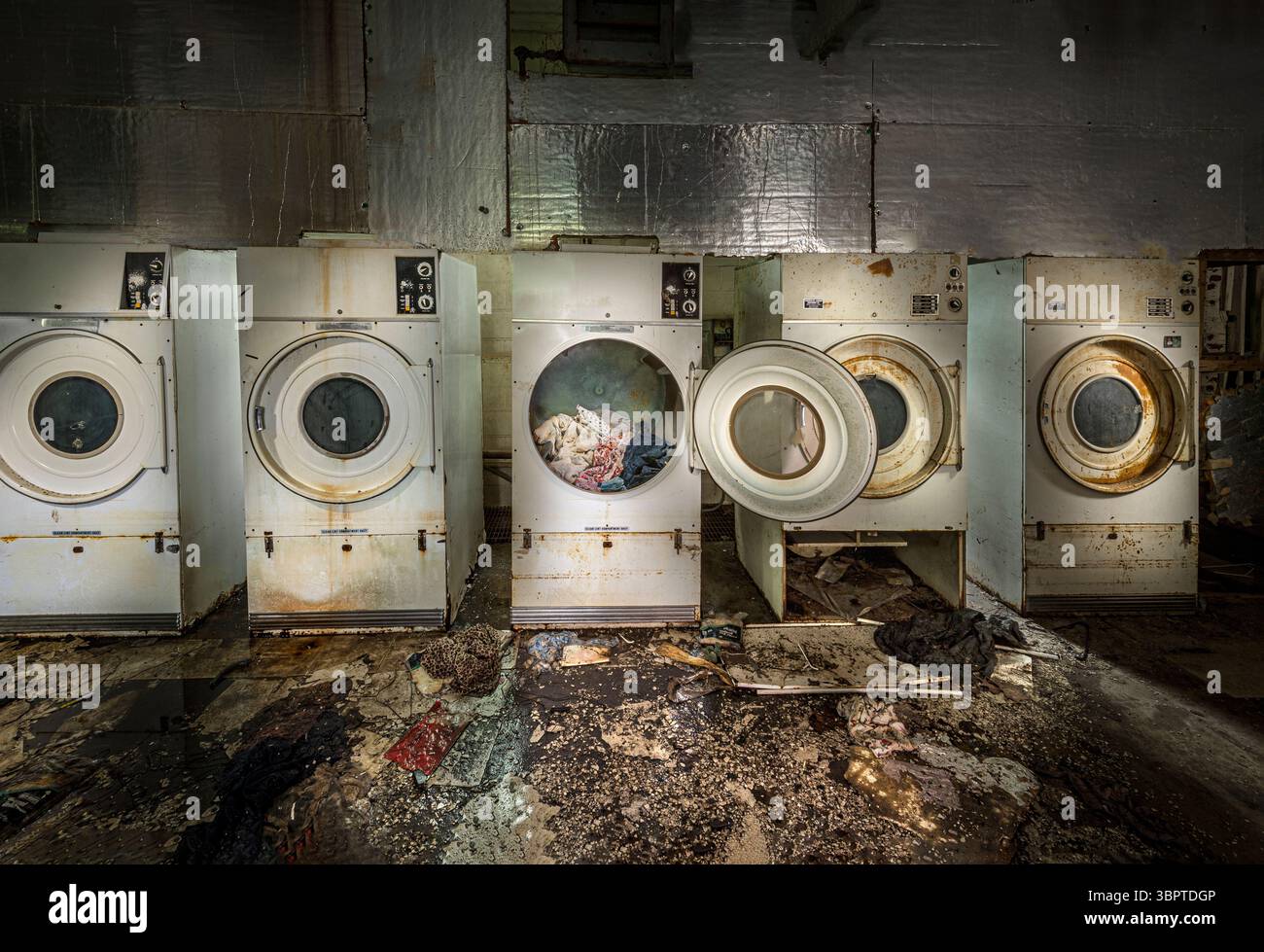 Machines à laver abandonnées avec des vêtements dans une buanderie commerciale, Indiana USA Banque D'Images