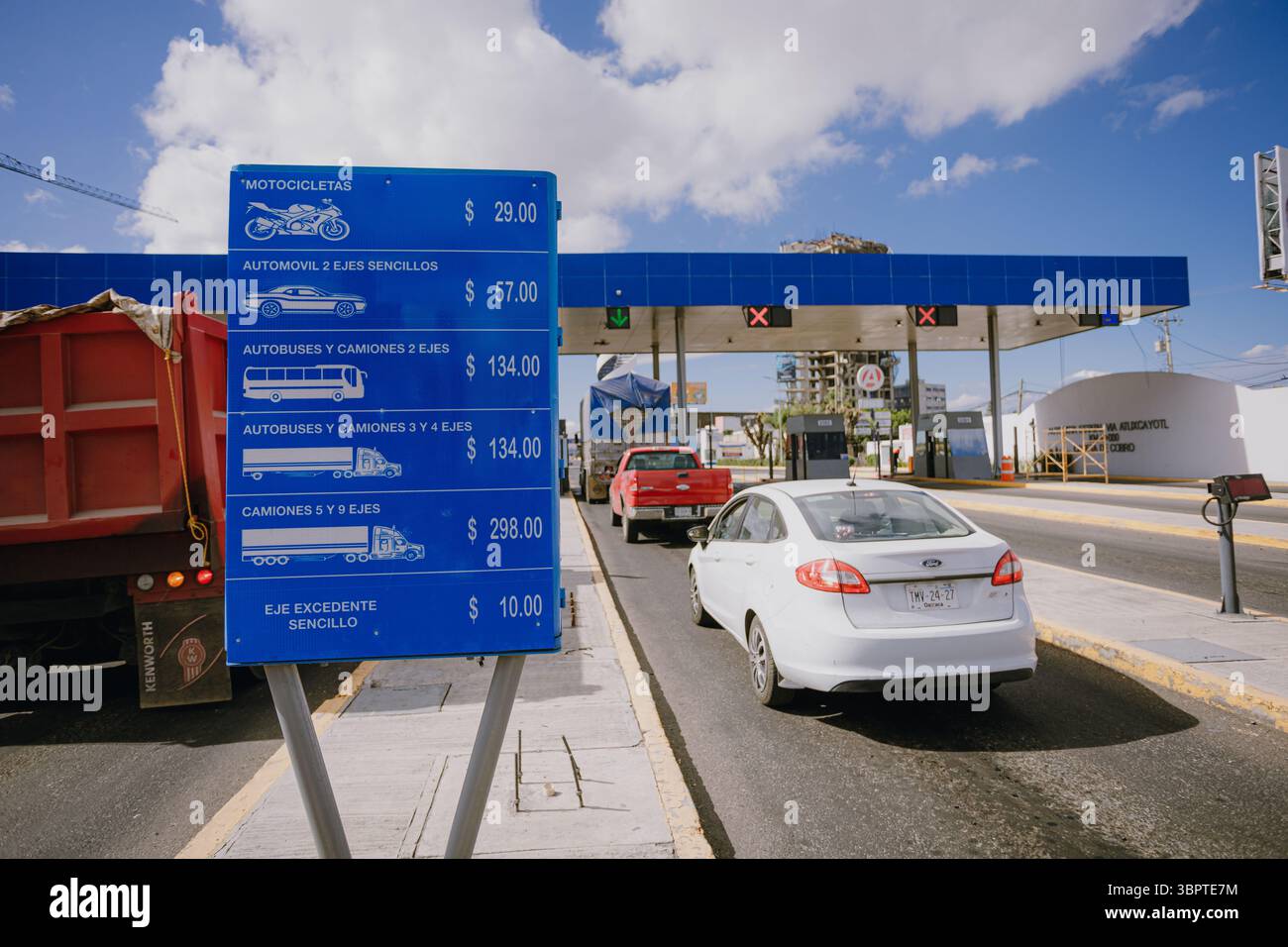Les voitures s'alignent au péage de Atlixcáyotl à Puebla, au Mexique, montrant la signalisation routière et routière un jour régulier Banque D'Images