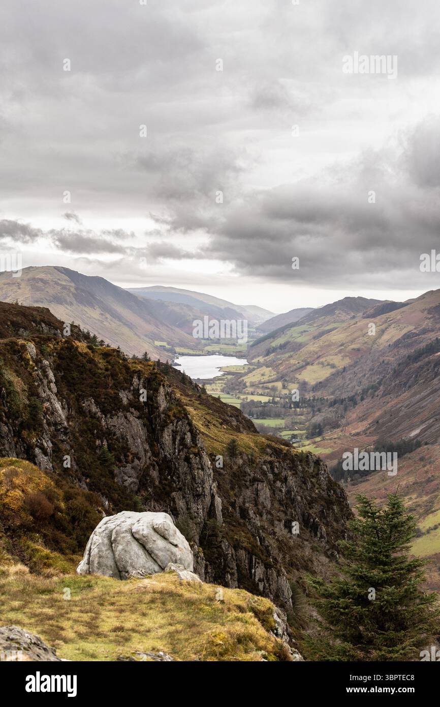 Une vue du sommet de la montagne vers Llyn Mwyngil, Tal-y-llyn Banque D'Images