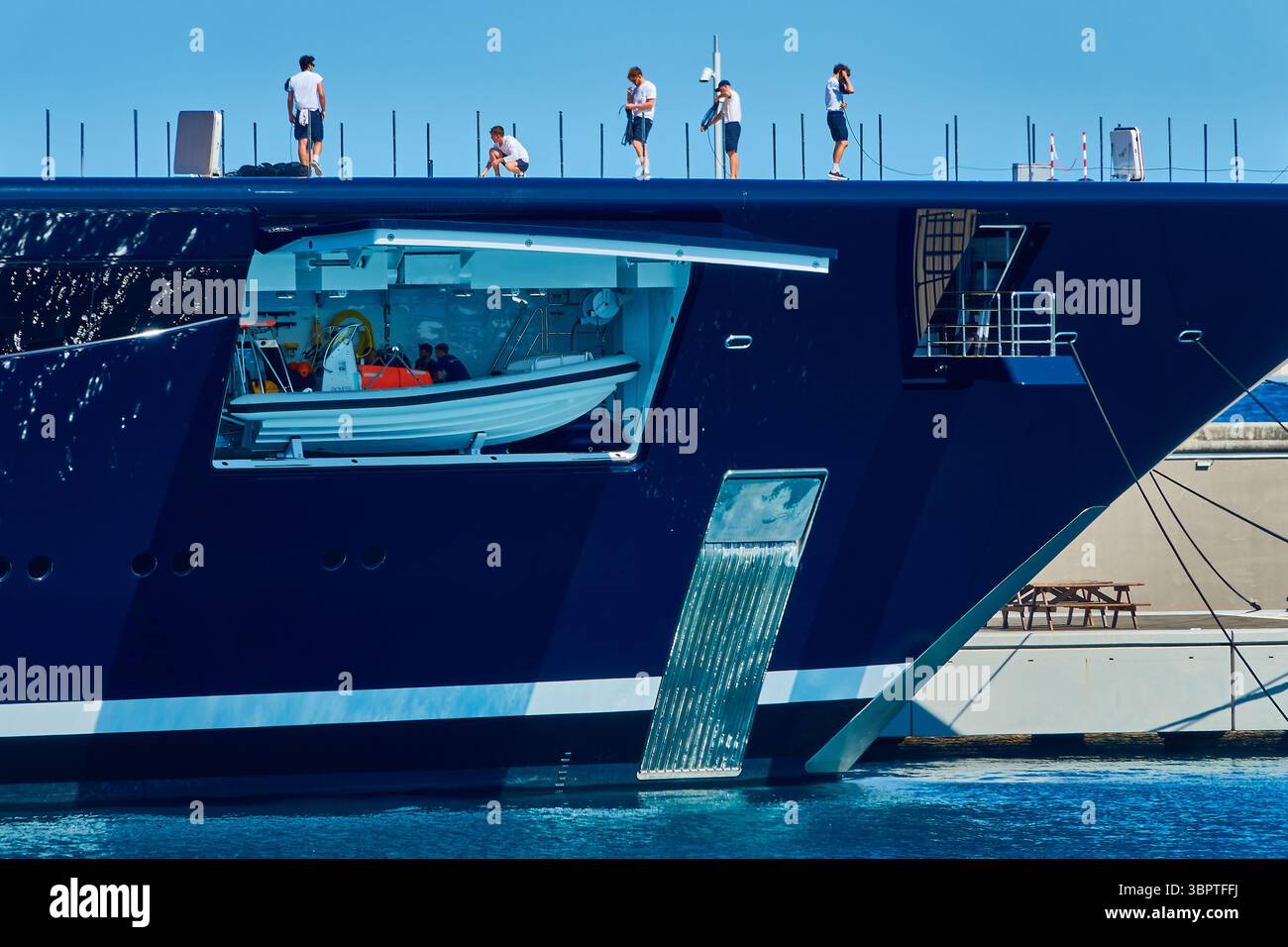 Modern Luxury Megayacht percée avec équipage et garage tendre dans le port de Port Vauban, Antibes, France. Banque D'Images