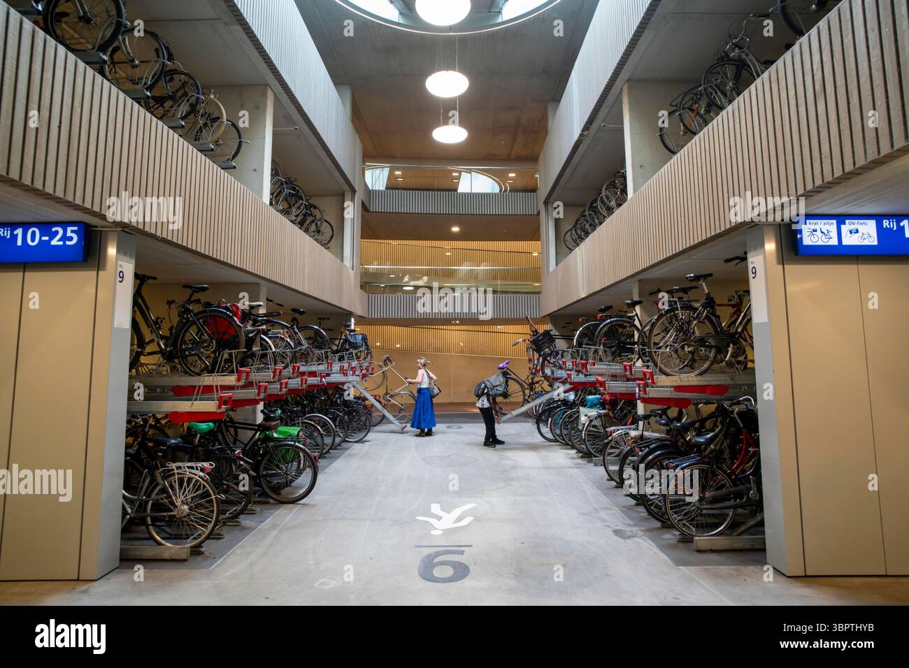 Parking à vélos central à Stationsplein, le plus grand parking à vélos au monde avec plus de 13 000 places de parking sur 3 étages, dire Banque D'Images