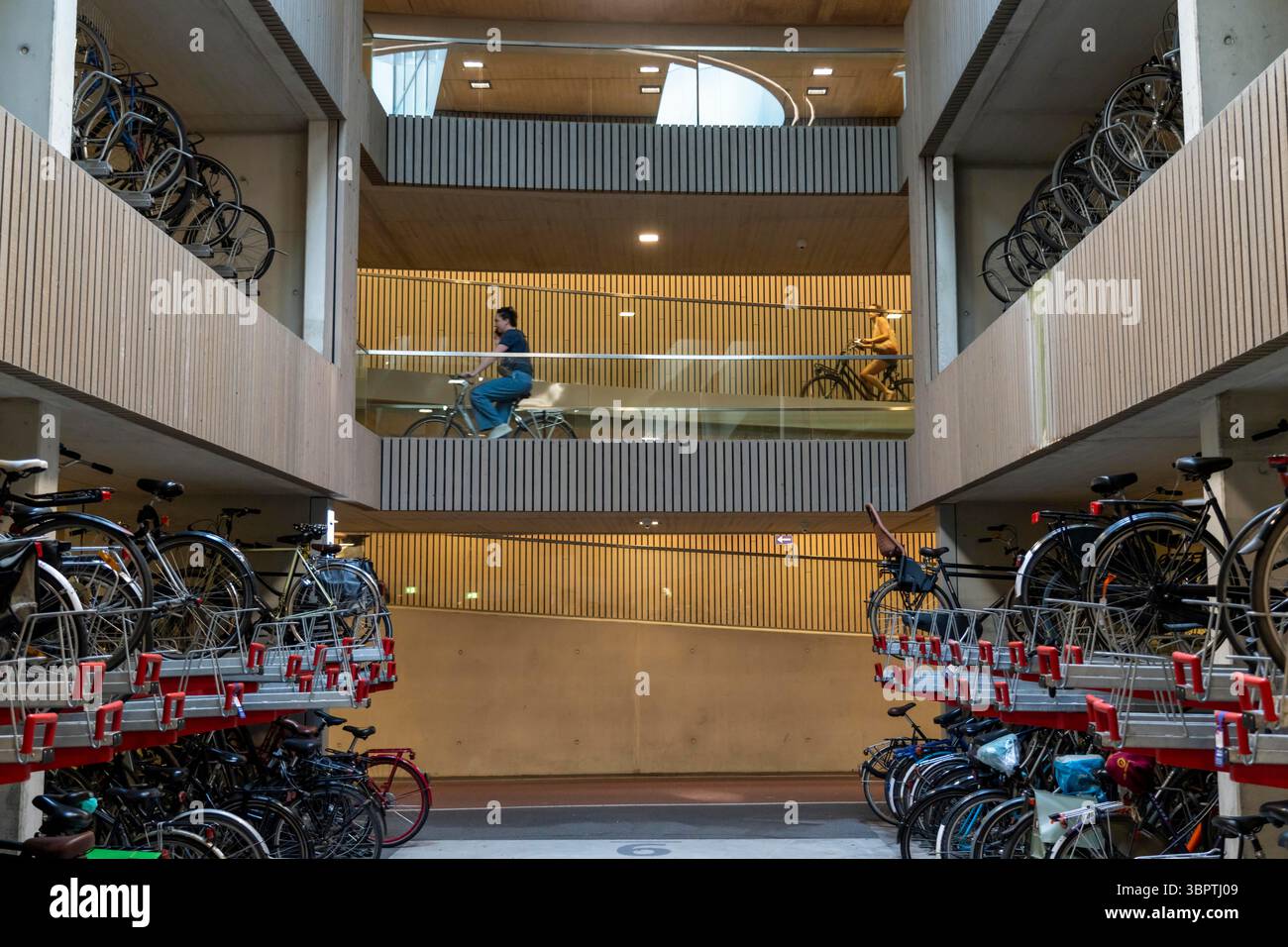 Parking à vélos central à Stationsplein, le plus grand parking à vélos au monde avec plus de 13 000 places de parking sur 3 étages, dire Banque D'Images