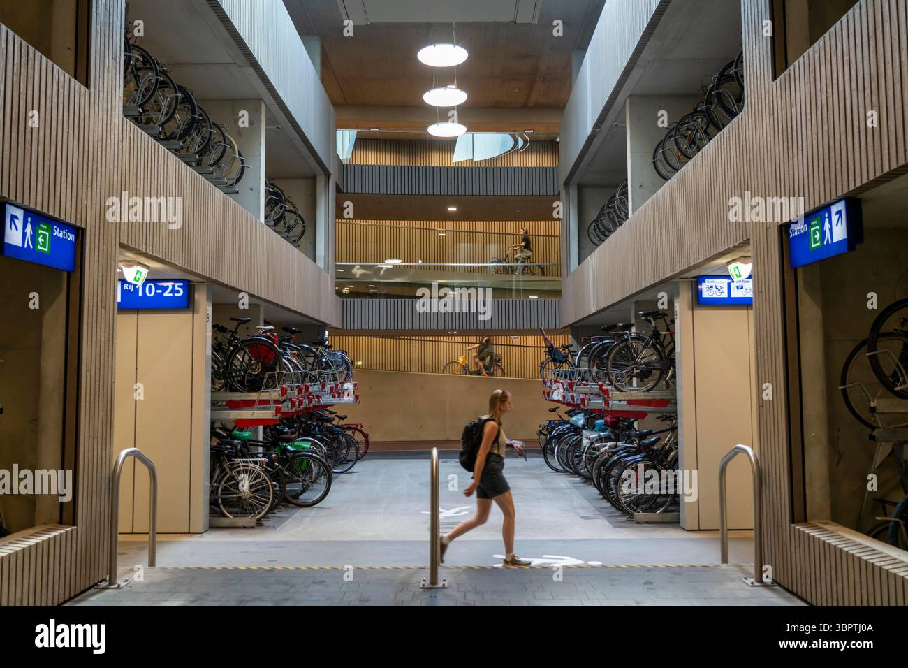 Parking à vélos central à Stationsplein, le plus grand parking à vélos au monde avec plus de 13 000 places de parking sur 3 étages, dire Banque D'Images