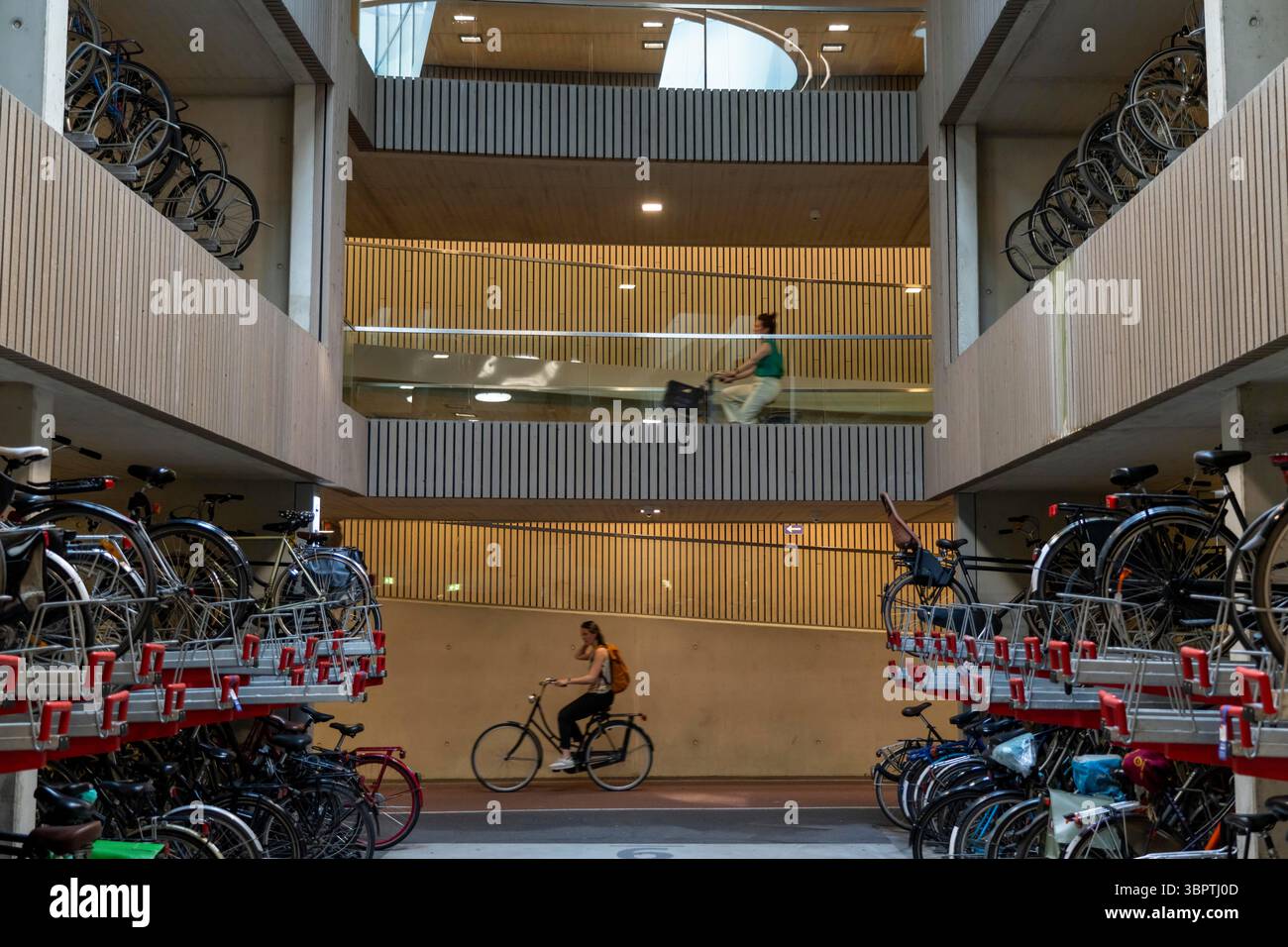 Parking à vélos central à Stationsplein, le plus grand parking à vélos au monde avec plus de 13 000 places de parking sur 3 étages, dire Banque D'Images