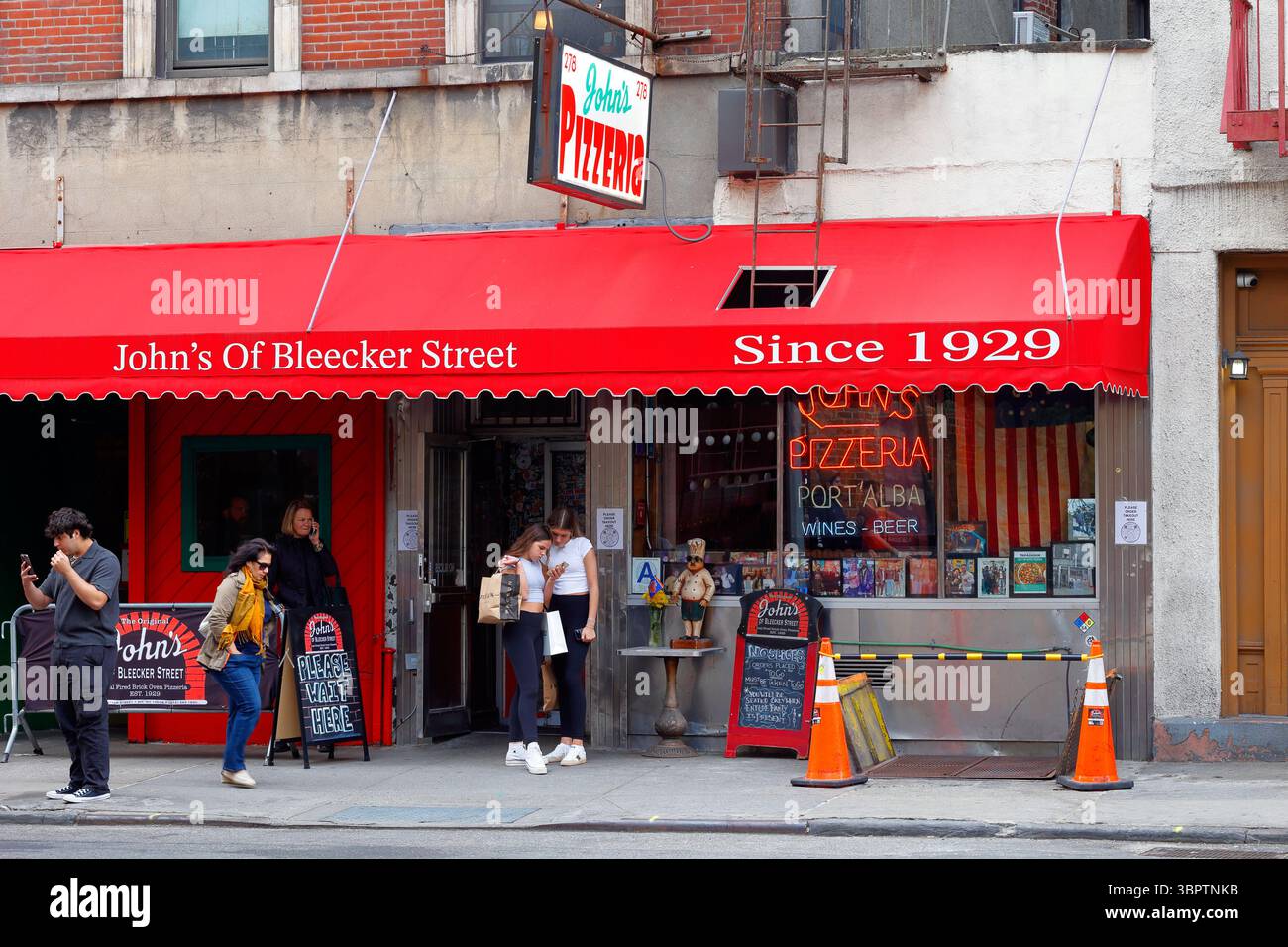 John's of Bleecker Street, 278 Bleecker St, New York, NYC vitrine d'une pizzeria emblématique four en briques dans le Greenwich Village de Manhattan. johns pizzeria Banque D'Images