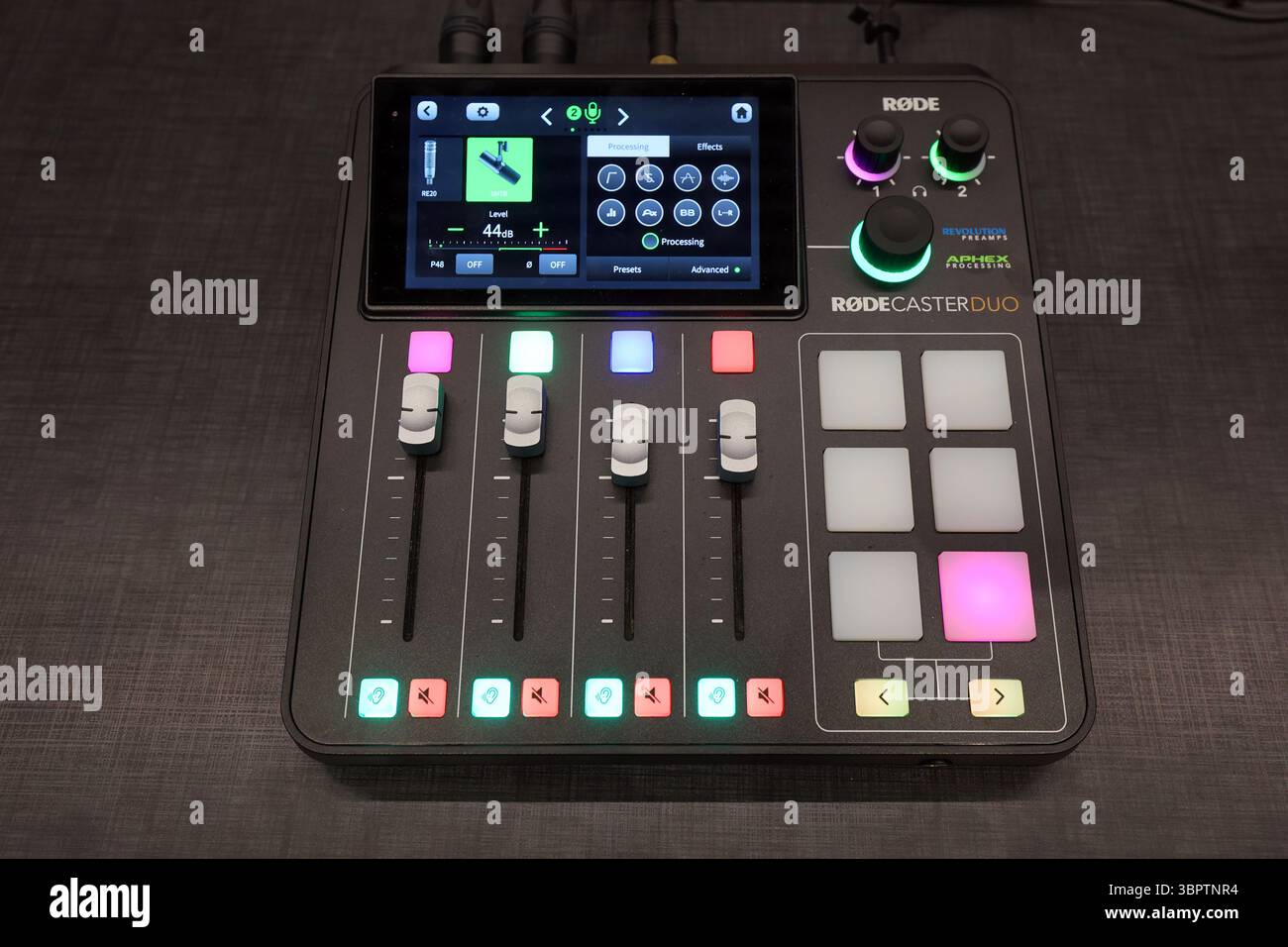Une table de mixage numérique de production audio Rodecaster Duo Banque D'Images