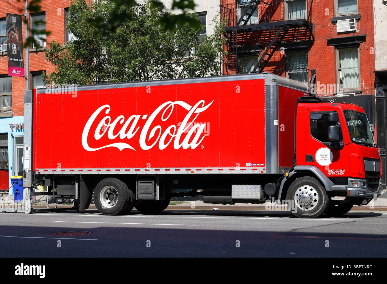 Un camion de livraison rouge avec le logo Coca Cola à New York. Banque D'Images