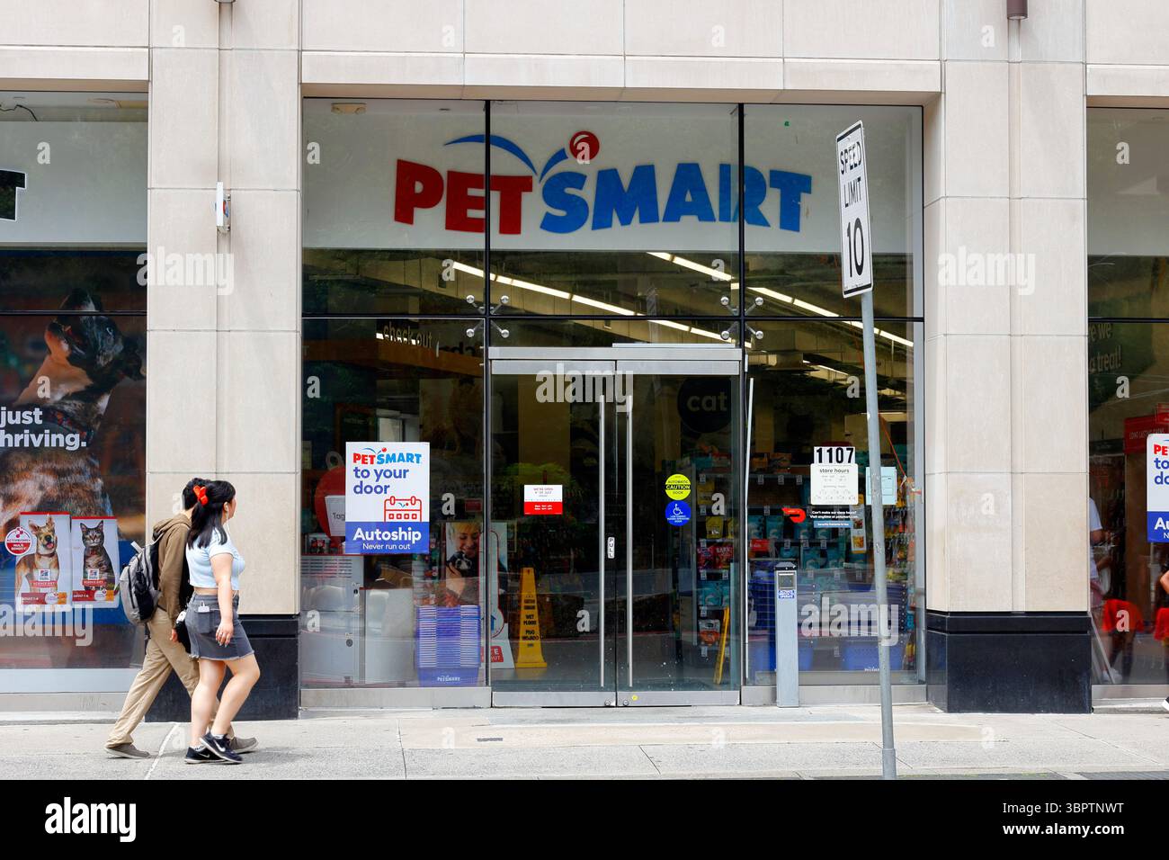 Petsmart, 1107 Broadway, New York, NYC photo d'un magasin pour animaux de compagnie, fournitures pour animaux de compagnie, toilettage et magasin de camp de jour pour chiens à Manhattan. Banque D'Images