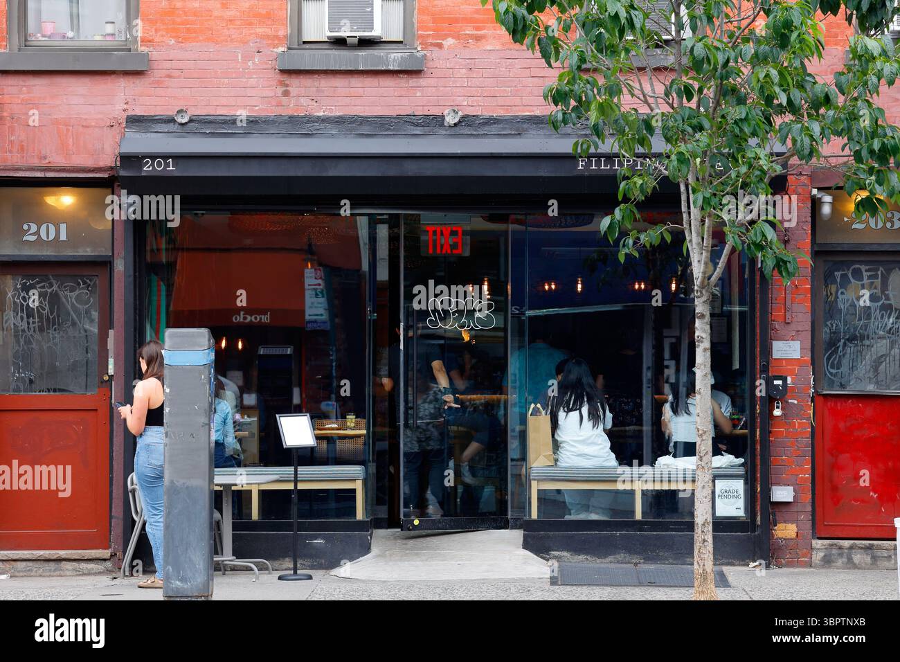Naks, 201 1st Ave, New York, NYC devanture d'un restaurant philippin dans l'East Village de Manhattan. Banque D'Images