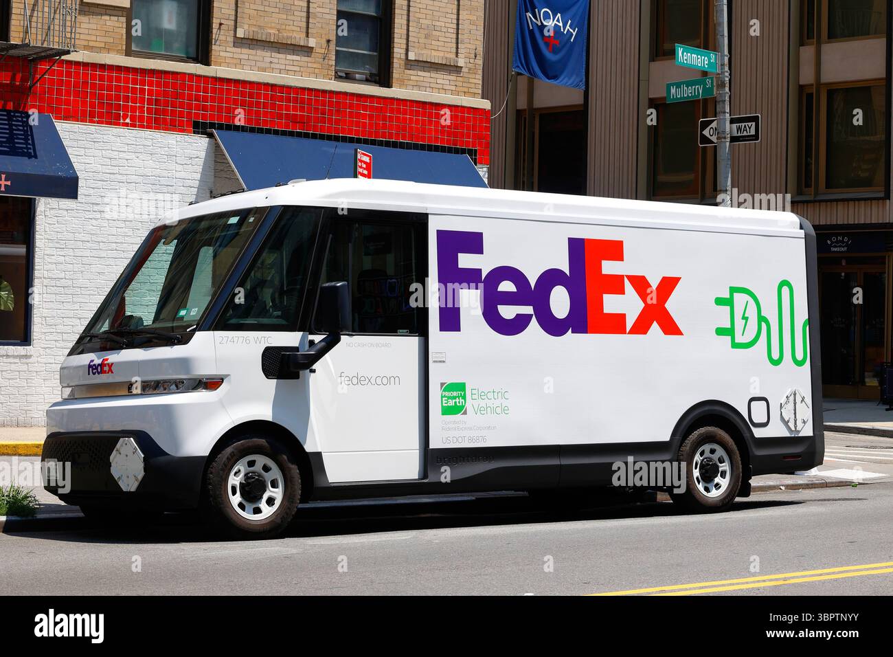 Un véhicule de livraison électrique BrightDrop Zevo 600 de marque FedEx stationné dans une rue de New York. Banque D'Images