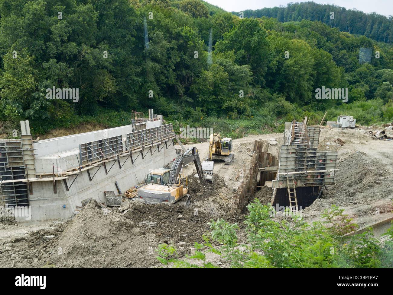 Archita, Roumanie - 7 juillet 2025 : travaux d'infrastructure routière près du chemin de fer près du village d'Archita dans le comté de Mures. Banque D'Images