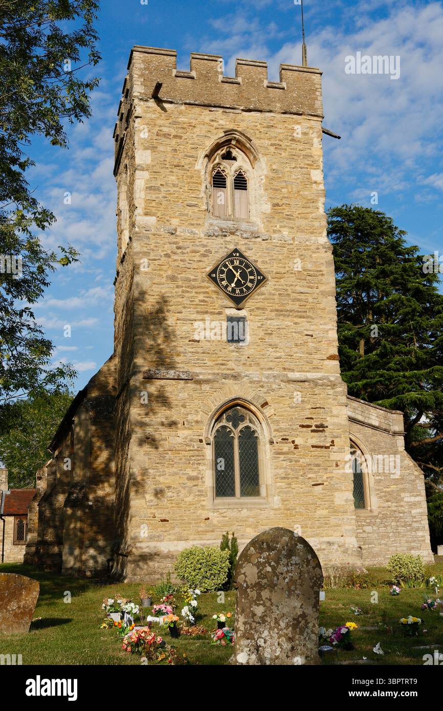 L'église Sainte-Marie du XIIIe siècle dans le village historique de Woughton sur le Green, Milton Keynes est un bel exemple d'église anglaise classique Banque D'Images