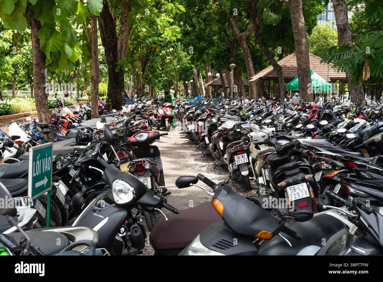 Parking en plein air pour scooters dans le centre-ville de Ho Chi Minh, Vietnam Banque D'Images