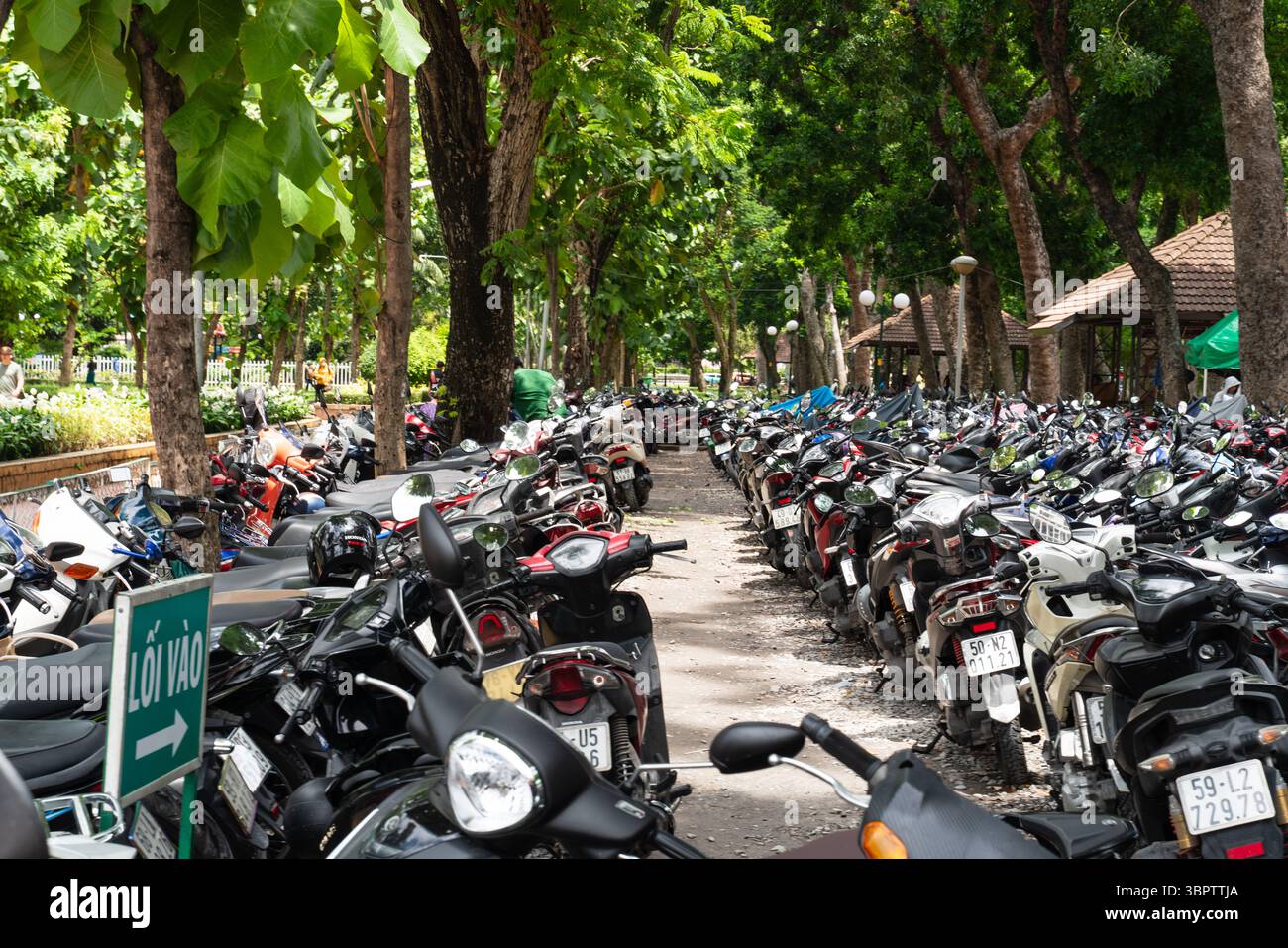 Parking en plein air pour scooters dans le centre-ville de Ho Chi Minh, Vietnam Banque D'Images