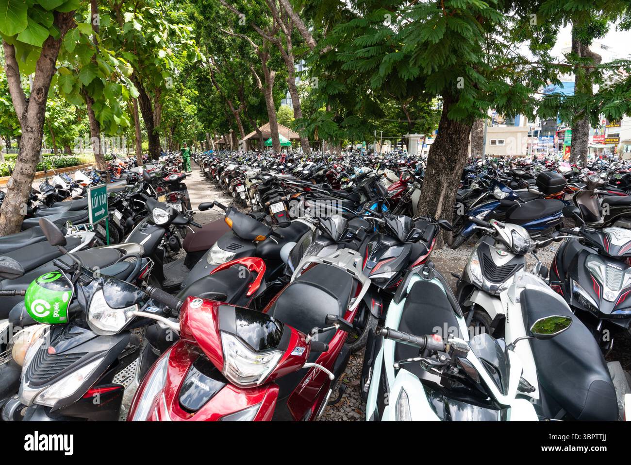 Parking en plein air pour scooters dans le centre-ville de Ho Chi Minh, Vietnam Banque D'Images