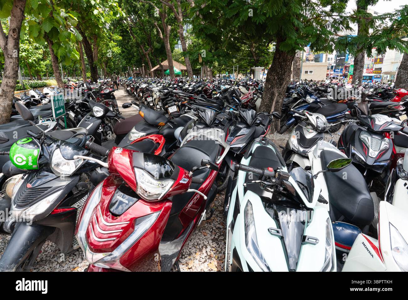 Parking en plein air pour scooters dans le centre-ville de Ho Chi Minh, Vietnam Banque D'Images