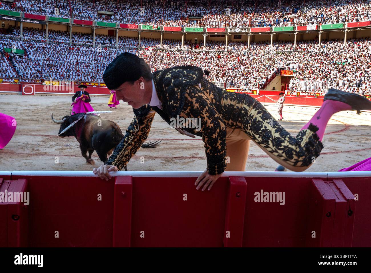 Pampelune, Espagne. 09 juillet 2025. Un banderillero, ou l'aide d'un torero, saute la clôture pour éviter le taureau du ranch de Álvaro Núñezce à Pampelune, en Espagne, lors de la célèbre Fiesta de San Fermín le 9 juillet 2025. Le festival de 8 jours rendu célèbre par le romancier américain Ernest Hemingway et est aussi la singulière Feria del Toro (Festival du taureau). Photo de Jim Hollander/UPI crédit : UPI/Alamy Live News Banque D'Images