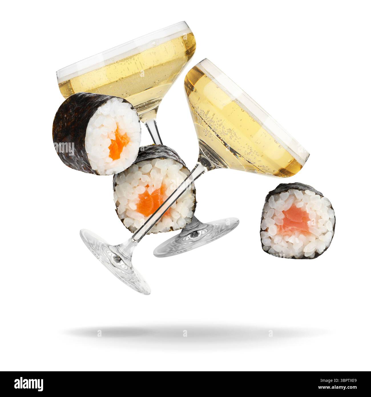 Vin mousseux dans des verres et rouleaux de sushi tombant sur fond blanc Banque D'Images