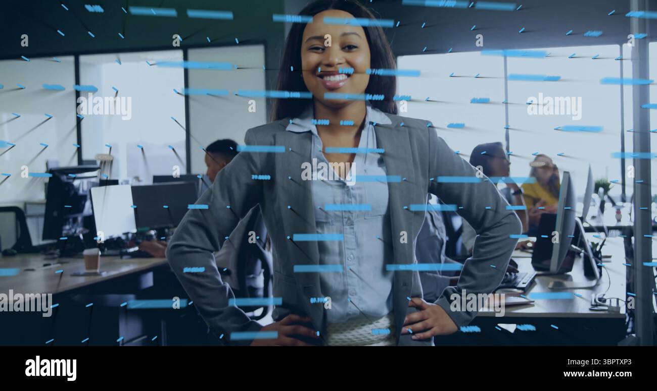 Femme d'affaires debout projetant la confiance dans le bureau ouvert, avec des moniteurs et la superposition de données Banque D'Images