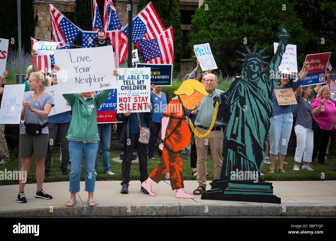 Burlington, Massachusetts, États-Unis. 09 juillet 2025. Manifestation hebdomadaire de témoins à l'extérieur de l'installation centrale de l'Immigration et de l'application des douanes (ICE) de la région de la Nouvelle-Angleterre à Burlington. L'installation, à 26 km au nord-ouest de Boston, Massachusetts, dans un parc de bureaux près d'un grand centre commercial, traite les détenus DE GLACE des états du Rhode Island, Connecticut, Massachusetts, New Hampshire, Maine et Vermont. Des centaines de personnes participent aux manifestations pacifiques hebdomadaires contre LA GLACE, Donald Trump et son administration actuelle en dehors de la facilité crédit : Chuck Nacke / Alamy Live News Banque D'Images
