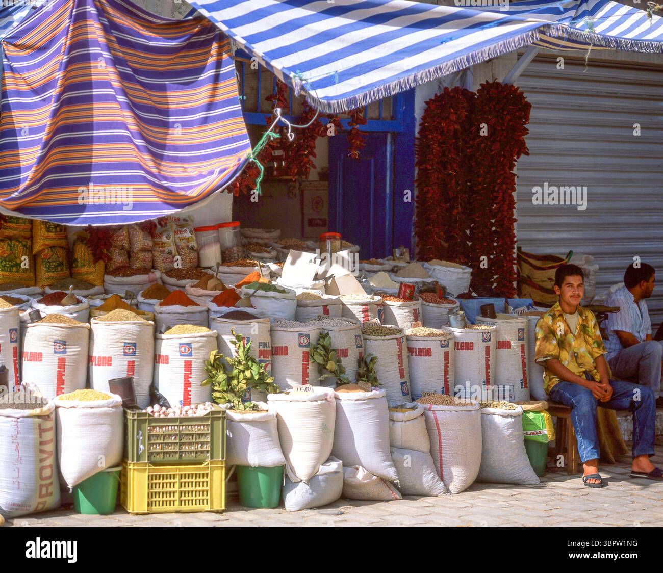 Boutique vendant des fruits, noix et épices, Sousse Medina, Sousse (Sūsah), Sousse Governorate, Tunisie Banque D'Images