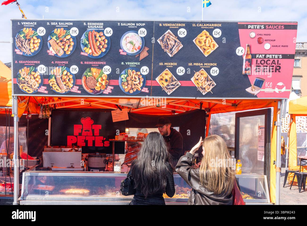 Stand de nourriture sur la place du marché (Kauppatori), ville d'Helsinki, région d'Uusimaa (Nyland), République de Finlande Banque D'Images