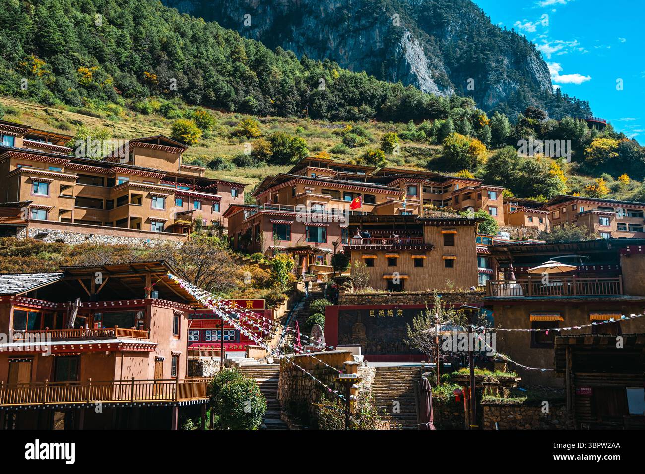 Une vue pittoresque sur l'ancien village en terrasses de Bala niché dans les montagnes de Shangri-La. Banque D'Images